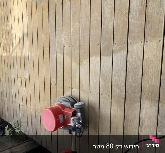 מכונת ליטוש על דק עץ בגינה